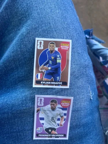 Vende-se figurinha da copa do mundo.