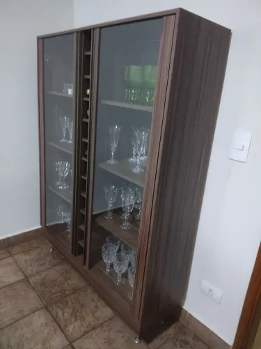 Cristaleira em MDF com portas de vidros feita sob medida 