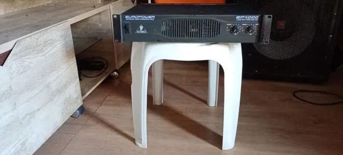 Aplificador Behringer 4000