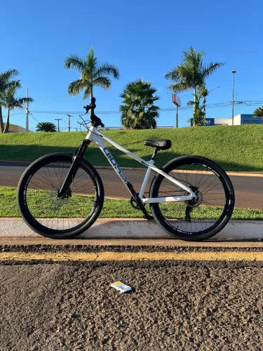 Bicicleta com quadro Gios branco