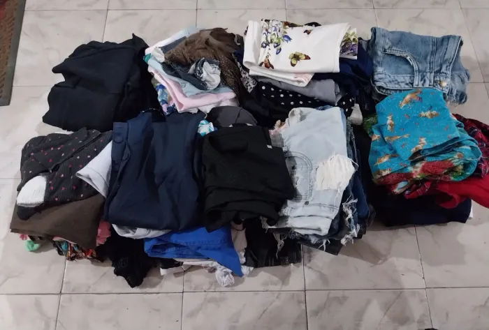 Lote com 70 peças de roupa