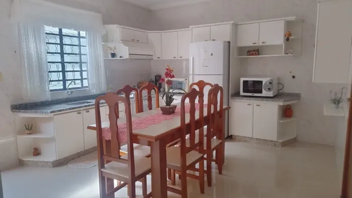 Casa espaçosa, impecável e acolhedora no centro de Colorado - PR. Oportunidade única 