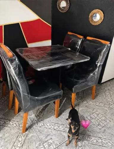 Mesas e cadeiras disponíveis 