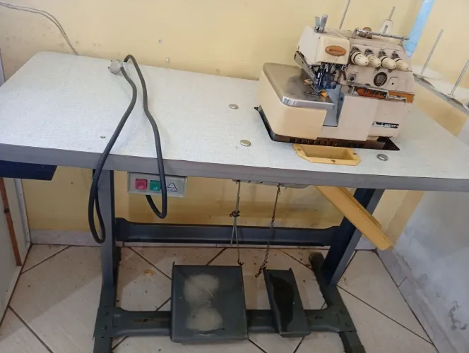 Máquina overloque