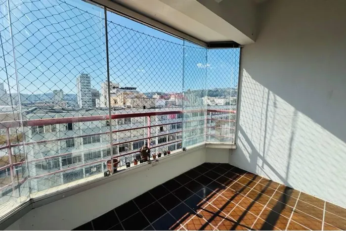 Quarto e sala com garagem no Centro de Juiz de Fora