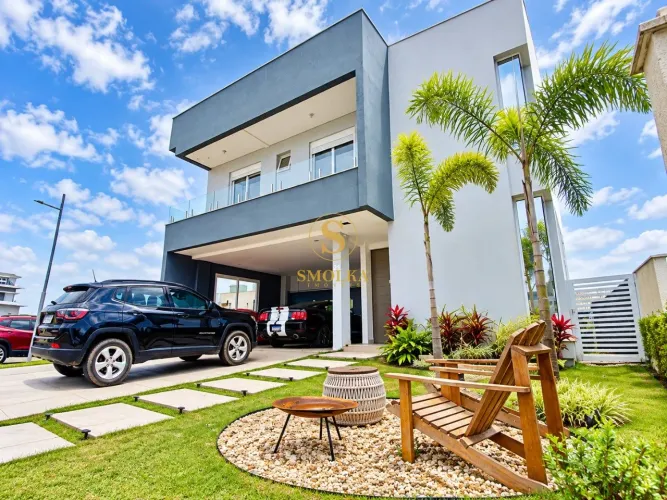 Casa de Alto Padrão Mobiliada com 278m², 5 Dormitórios em Condomínio Fechado no Campeche
