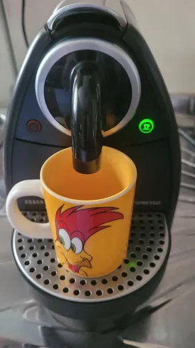 Cafeteira Nespresso Essenza *ATENÇÃO ( ELA É MANUAL)