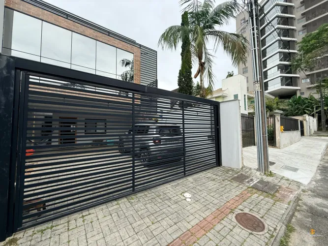 Casa Geminada à Venda no Bairro América em Joinville - 3 Suítes - 222m² - Rua Sem Saída e