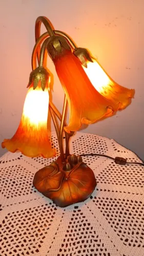 Luminária estilo Art Nouveau, base em metal e policromado de folhas antigo perfeito