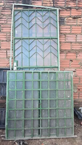 1 porta, duas janelas, ferro, 400 reais tudo.