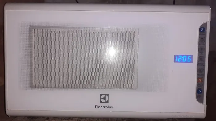 Microondas Electrolux."NO PLÁSTICO" 31L.C/"desodorisador e QR CODE".quase novo
