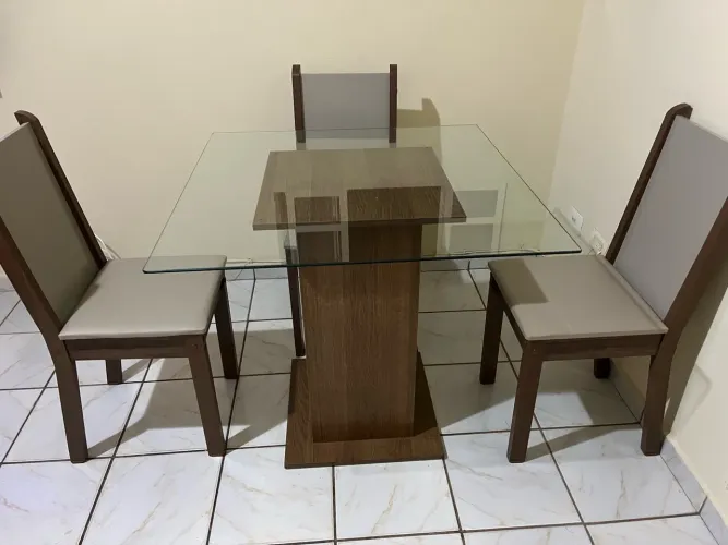 Mesa com 4 cadeiras
