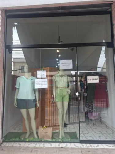 Vitrine de loja com porta - Acabamento preto tamanho 2.45x 3.00