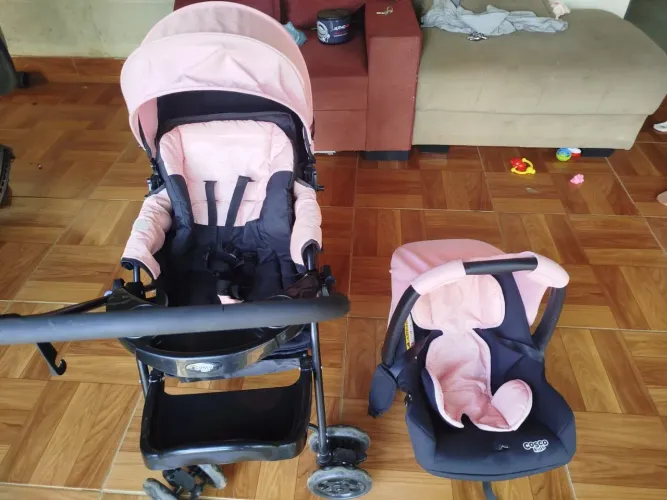 Carrinho de bebê, e bebê conforto 