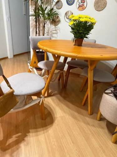 Mesa com 4 cadeiras em linho 1:08m diâmetro