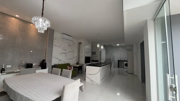 Casa comercial com 4 quartos no bairro Abraão, em Florianópolis.