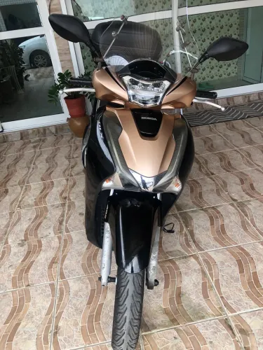 Vende-se Moto SH 150 DLX - linda - 13.700