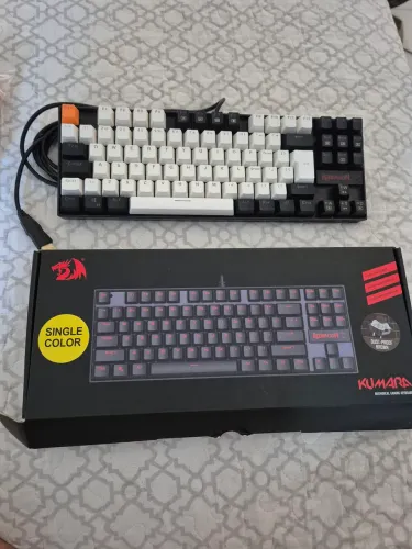 Teclado Redragon Kumara switch brown com keycaps de brinde