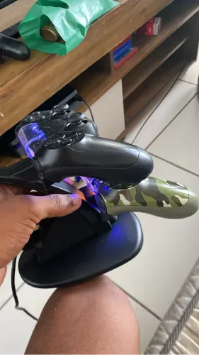 vendo contrele de ps4 e carregador decorativo