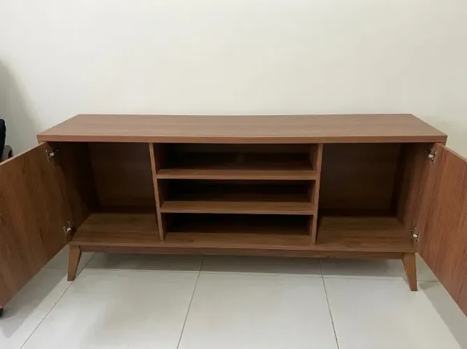 Rack para TV 1,60m Amadeirado (Estilo Retrô / Pés Palito) - Estado de Novo!