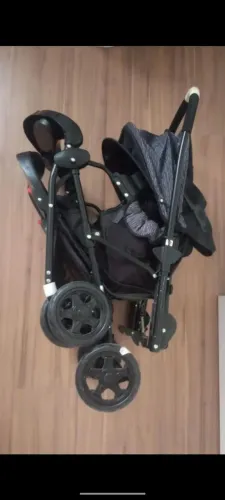 Carrinho de bebê seminovo