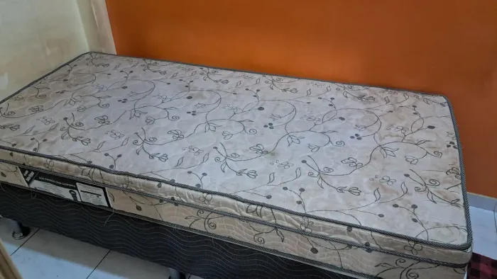 Cama box solteiro com cama auxiliar.