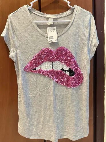 Camiseta H&M Boca em Paetês na cor rosa - tam M
