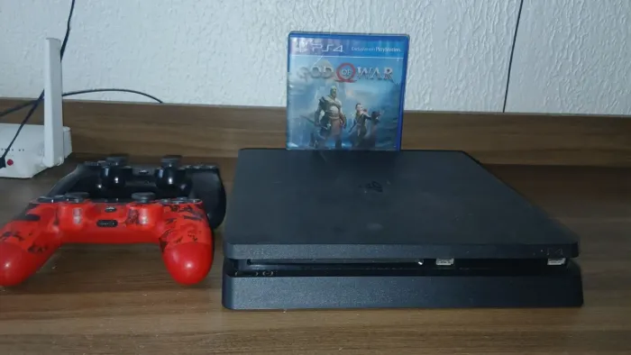 PS4 Slim Completo + 2 Controles + Jogo God of War
