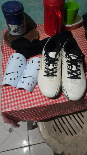 Chuteira da Penalty mais Caneleira da Nike