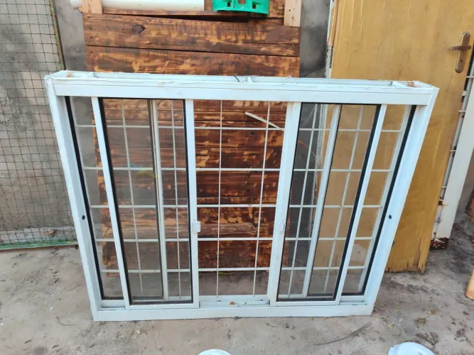 Vendo janela pintada com todos os vidros