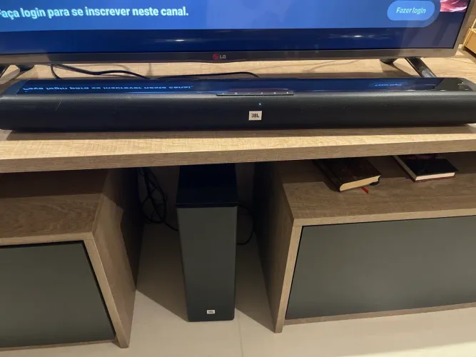 JBL Cinema SB150, com soundbar + subwoofer sem fio.