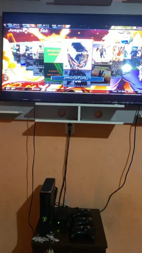 Vendo Xbox 360 pegando perfeitamente com três controle