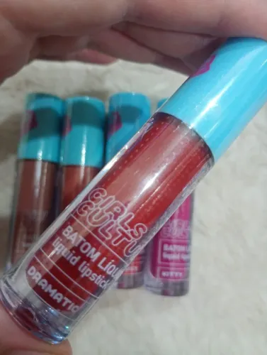 Batom líquido Popstar cor Dramatic Ruby Rose vermelho fechado lindo
