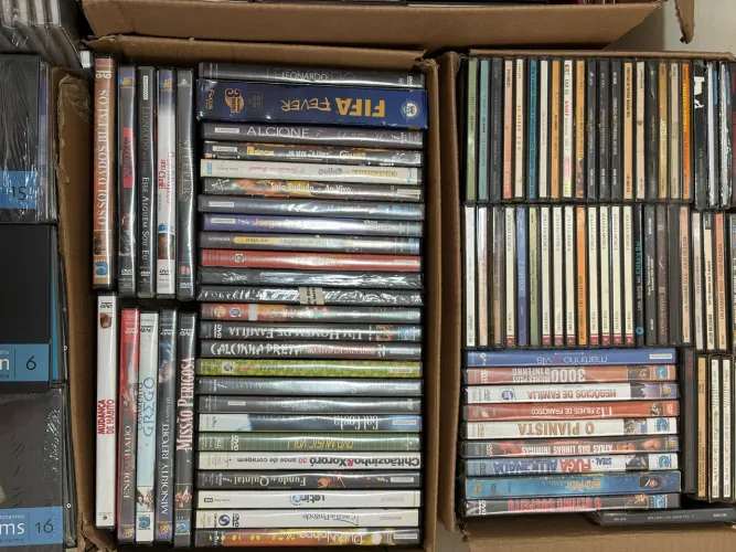 LOTE DE DVDs E CDs - 3 CAIXAS CHEIAS + AVULSOS
