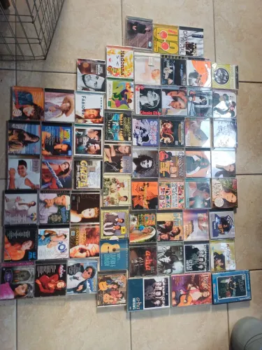 vendo 58 CDs e 03 dvs músicas variadas ótimo estado.