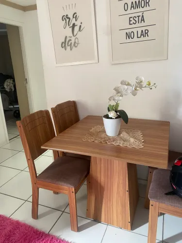 Mesa com 2 cadeiras 