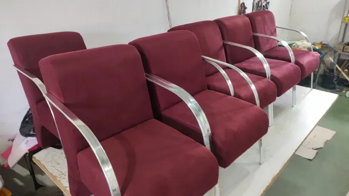 Poltrona decorativa braços de alumínio polido