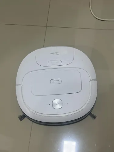 Robô midea aspira e passa pano