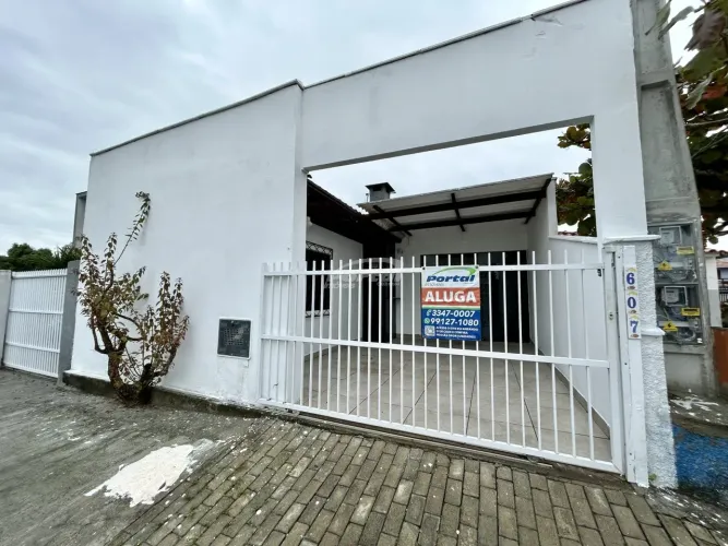 Casa mobiliada disponível para locação no bairro Itajuba, em Barra Velha/SC. ()