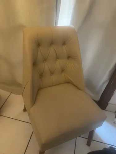 Cadeira estofada Paris com Capitonê
