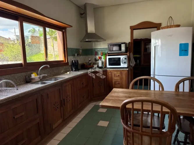 CASA COM 4 QUARTOS 6 VAGAS DE GARAGEM NA AGRONÔMICA