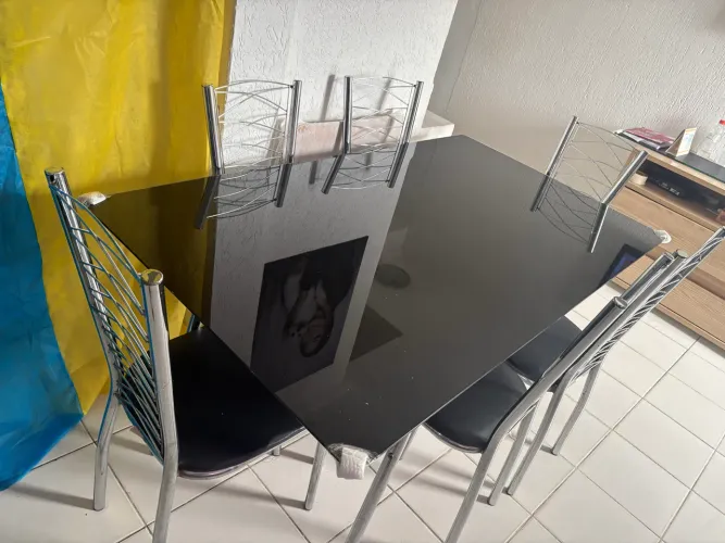 Mesa de vidro com 6 cadeiras