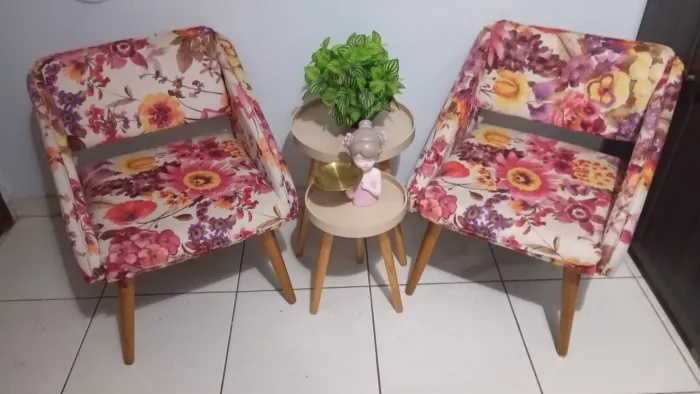 Poltronas e mesinhas decorativas