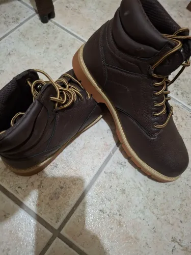 Vendo botina da hi.tec nunca usada número 45 botina importada ganhei e não serviu