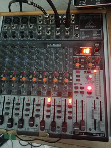 mesa de som Behringer xenix x1622