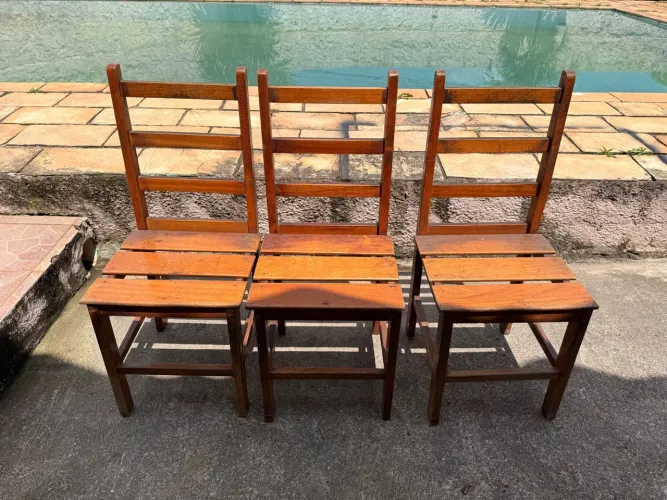 Cadeiras em madeira maciça (trio)
