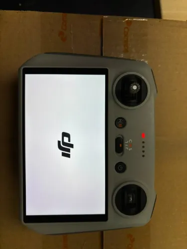 Controle DJI RM 330 com tela 5,5 Polegadas