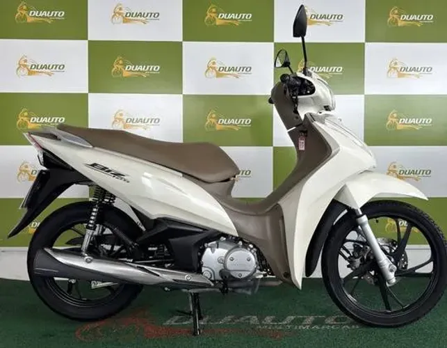 Honda Biz 125 2024 branca do banco caramelo apenas 10.000km rodados