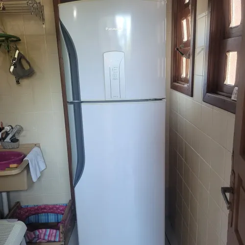 GELADEIRA  PANASONIC, semi nova, frost free. 