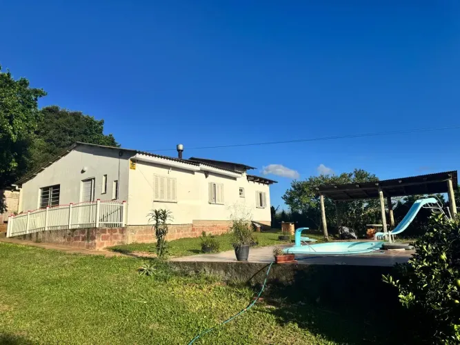 Velleda oferece belíssimo sítio em condomínio fechado em Águas Claras, com boa casa e pisc